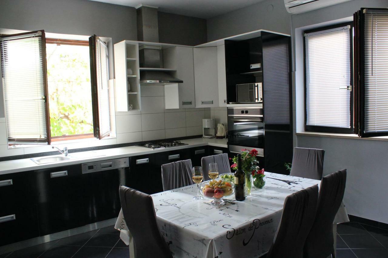 Roses Apartment Lukoran Ngoại thất bức ảnh